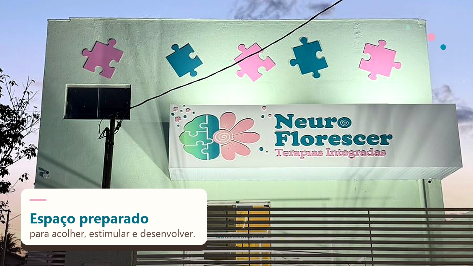 Fachada da Neuro Florescer com a frase Espaço preparado para acolher, estimular e desenvolver.